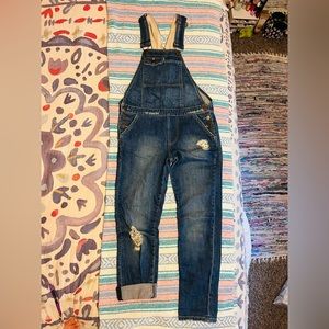 *sold on merc* Super cute women’s jean overalls💙
